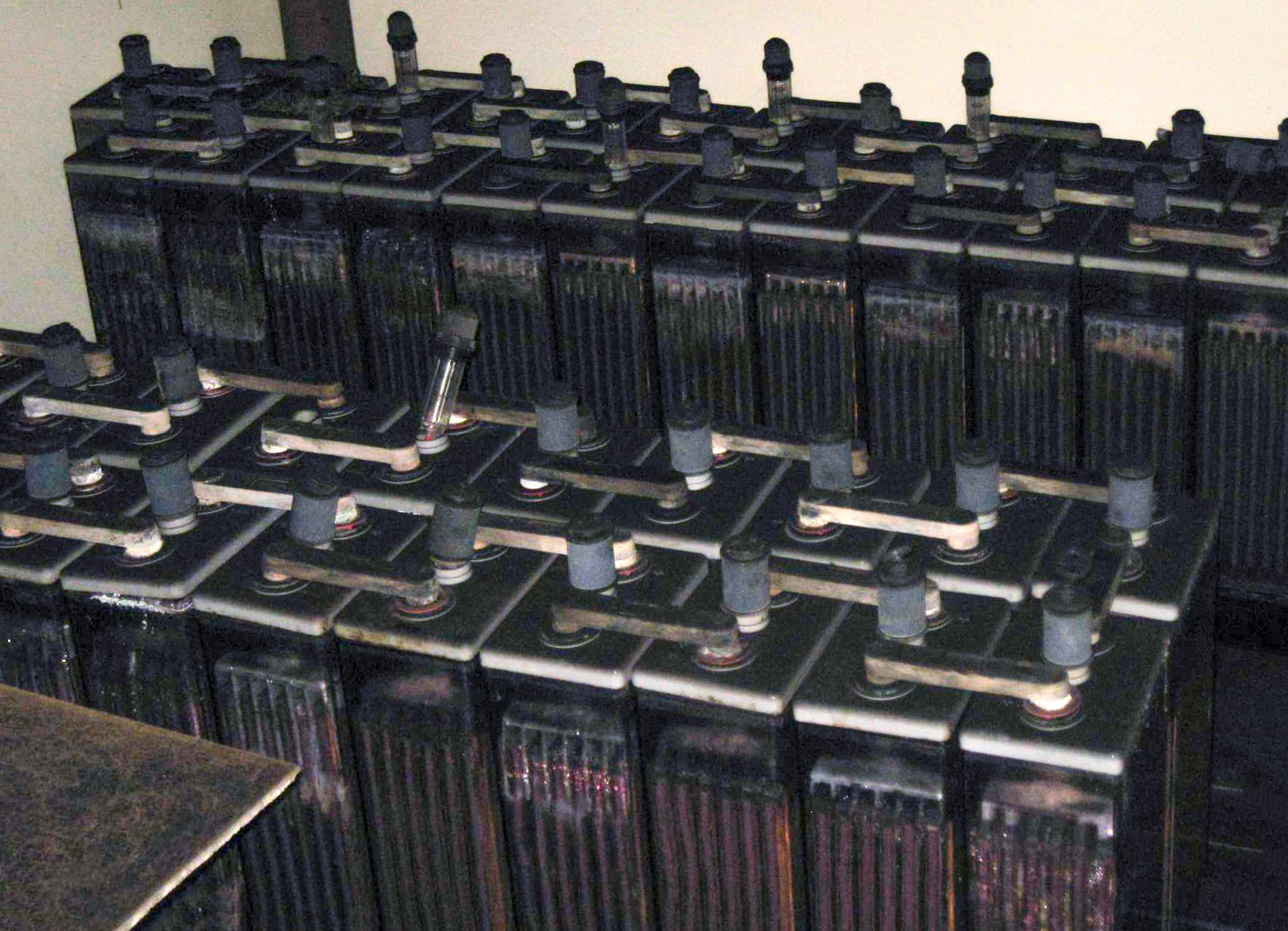 Lead-acid accumulator bank in a technical space