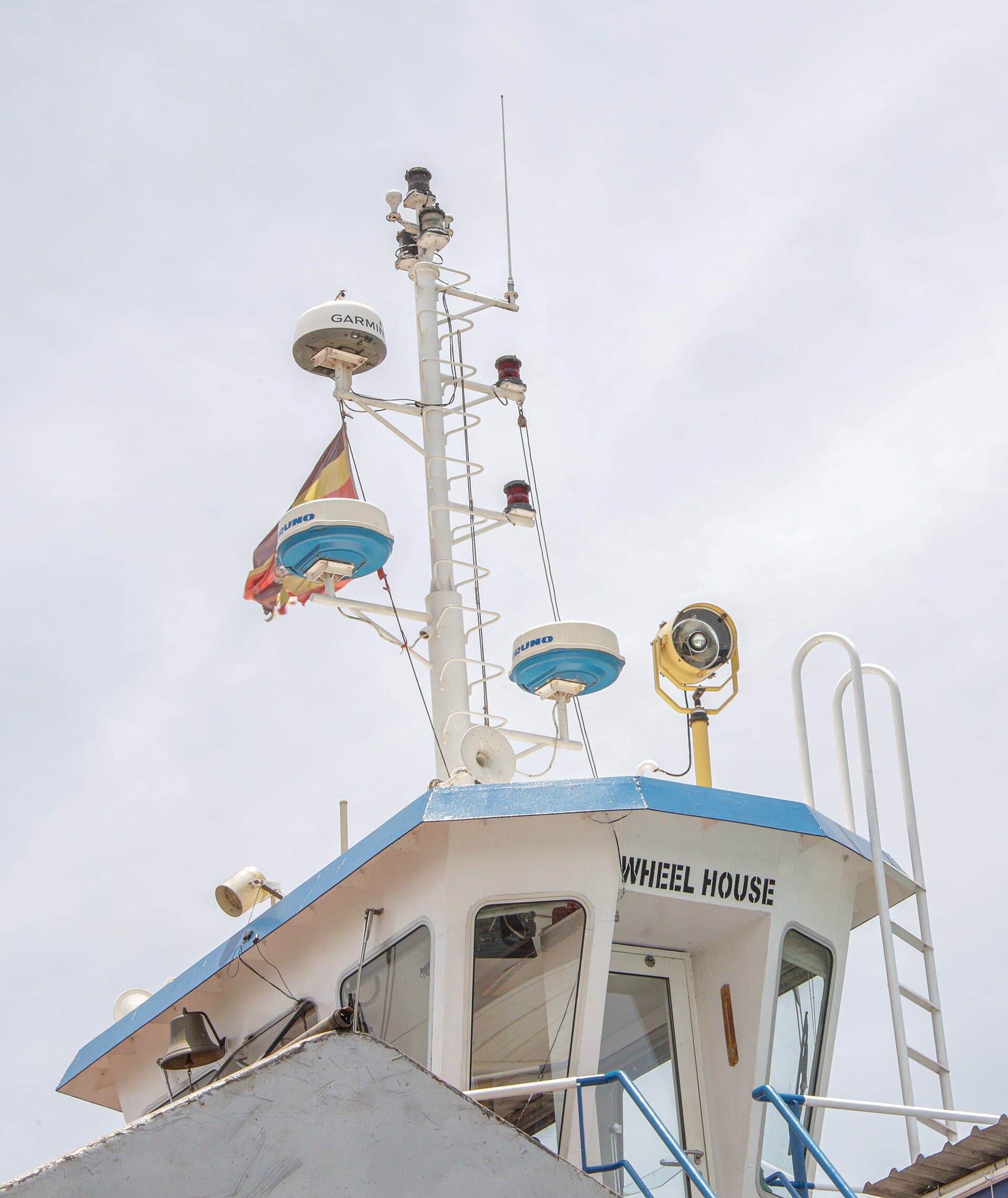 Radar and communication antennas on a wheelhouse roof
